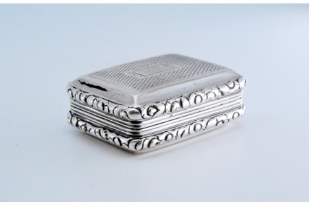 Caixa de vinagrete em prata e ouro em forma de livro,  frisada na tampa e envolvência, período George IV.